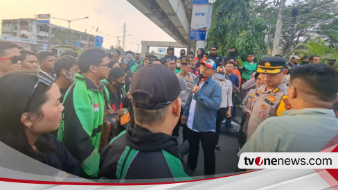 Tidak Diberi Izin Keramaian Ratusan Ojek Online Geruduk Kantor