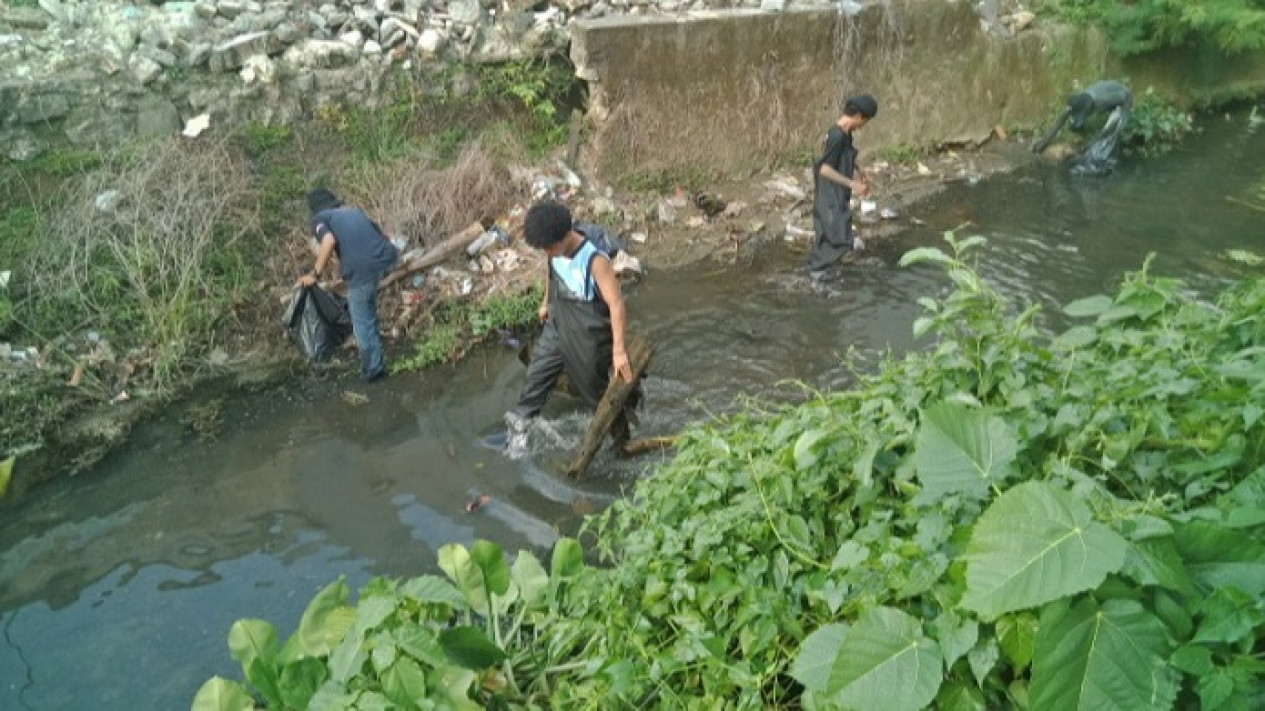 Peringati Hari Sumpah Pemuda Ampas Pungut Sampah di Sungai Sejauh 1 Kilo Meter
            - galeri foto