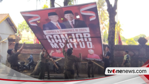 Jokowi Kunker Ke Batu Bulan Gianyar, Bendera PDIP Dan Baliho Ganjar ...