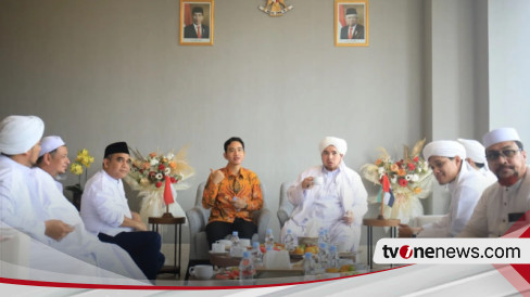 Momen Saat Gibran dan Sekjen Partai Gerindra Silaturahmi dengan Habib Jindan dan Habib Ali Kwitang