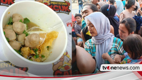 Ratusan Warga Di Gresik Antre Panjang Demi Mencicipi Sensasi Bakso Pentel Yang Dibagikan Gratis