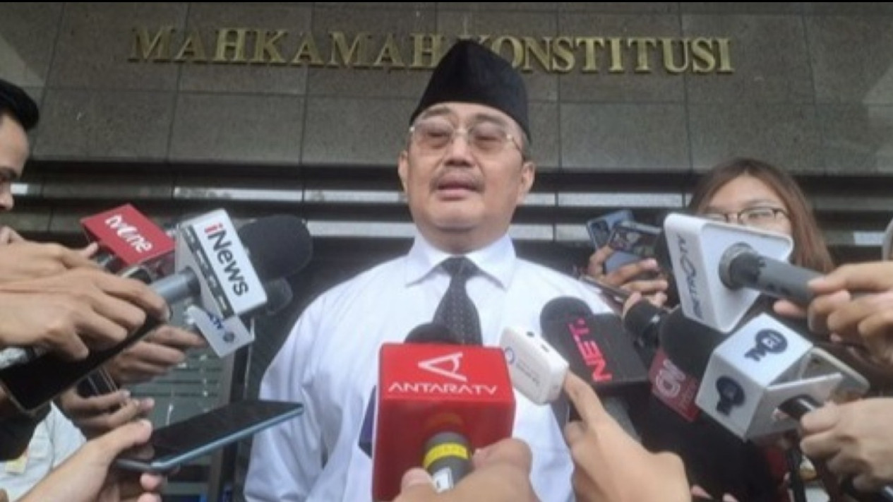 Profil 3 Hakim MKMK yang Bacakan Putusan Dugaan Pelanggaran Etik Ketua MK Anwar Usman, Sepak Terjangnya Bukan Kaleng-kaleng
            - galeri foto