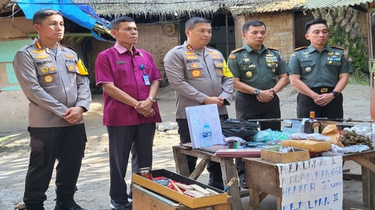 Dua Jenderal TNI dan Polri Gerebek Sarang Narkoba di Deli Serdang
            - galeri foto