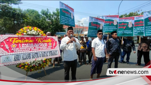 Sidang Perdana Panji Gumilang Diwarnai Unjuk Rasa, Massa Berikan ...