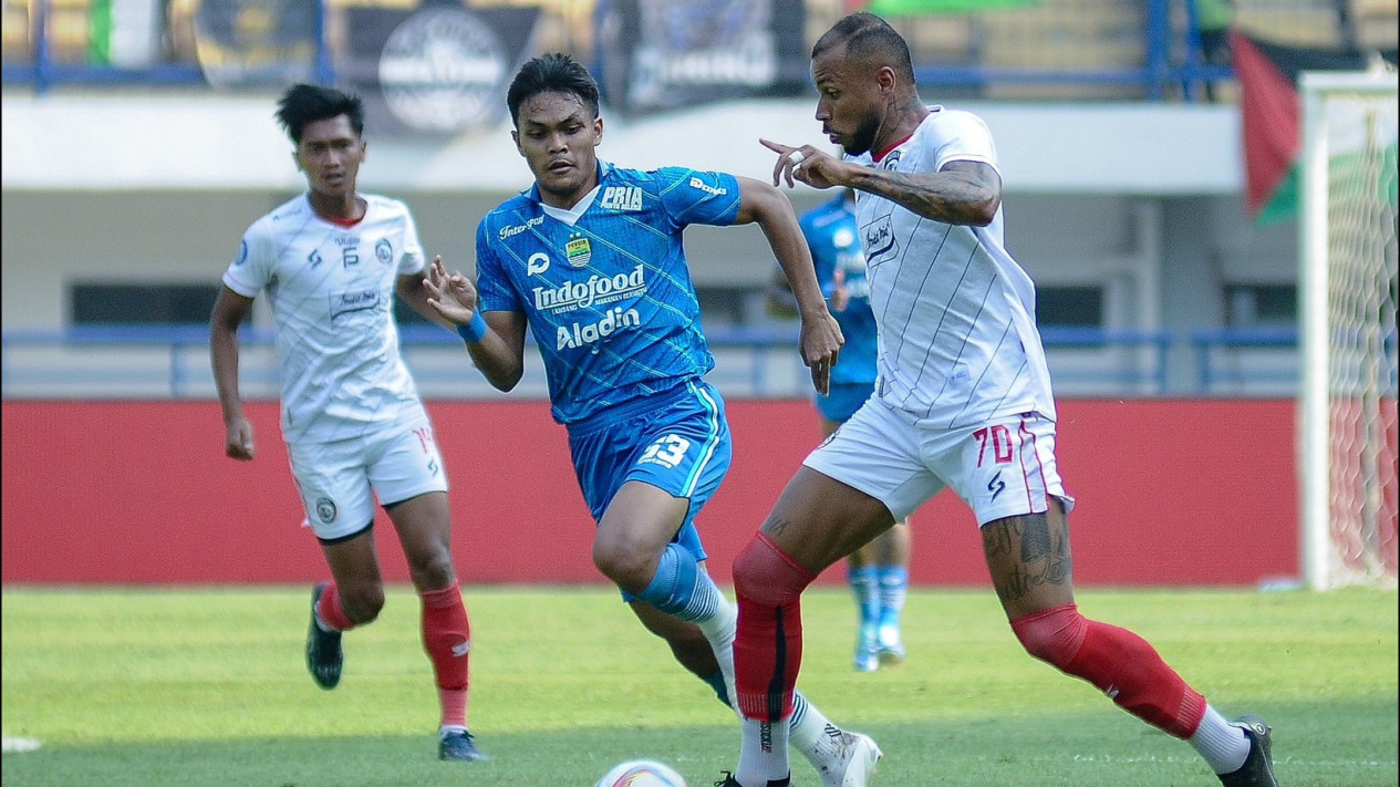 Ini Link Live Streaming Persib Bandung vs Arema FC di Liga 1 2024/2025  usai Tak Disiarkan TV, Bobotoh dan Aremania Merapat!
            - galeri foto