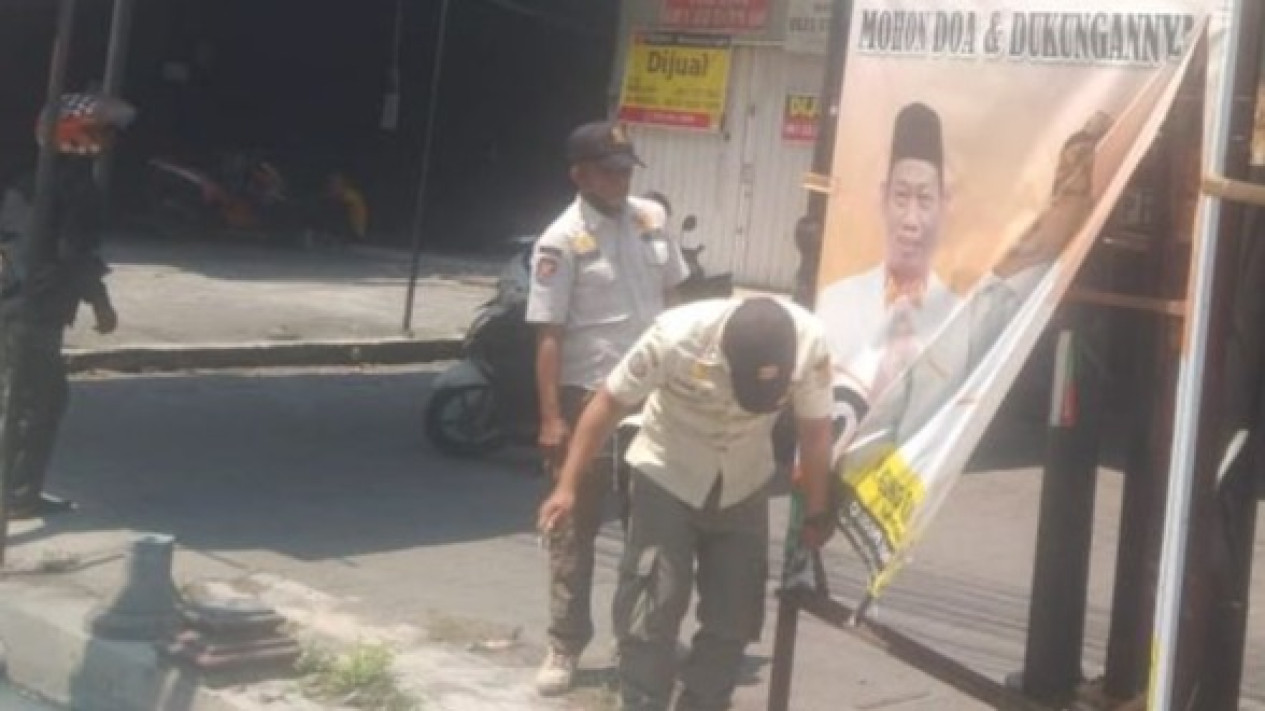 Satpol Pp Kota Semarang Tertibkan Baliho Parpol Tak Berizin 