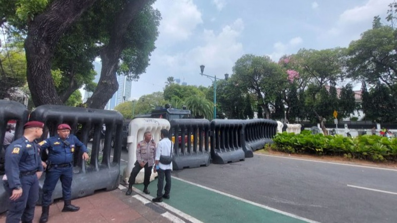 Jelang Penetapan Capres Cawapres, Polisi Tutup Jalan Depan Gedung KPU
            - galeri foto