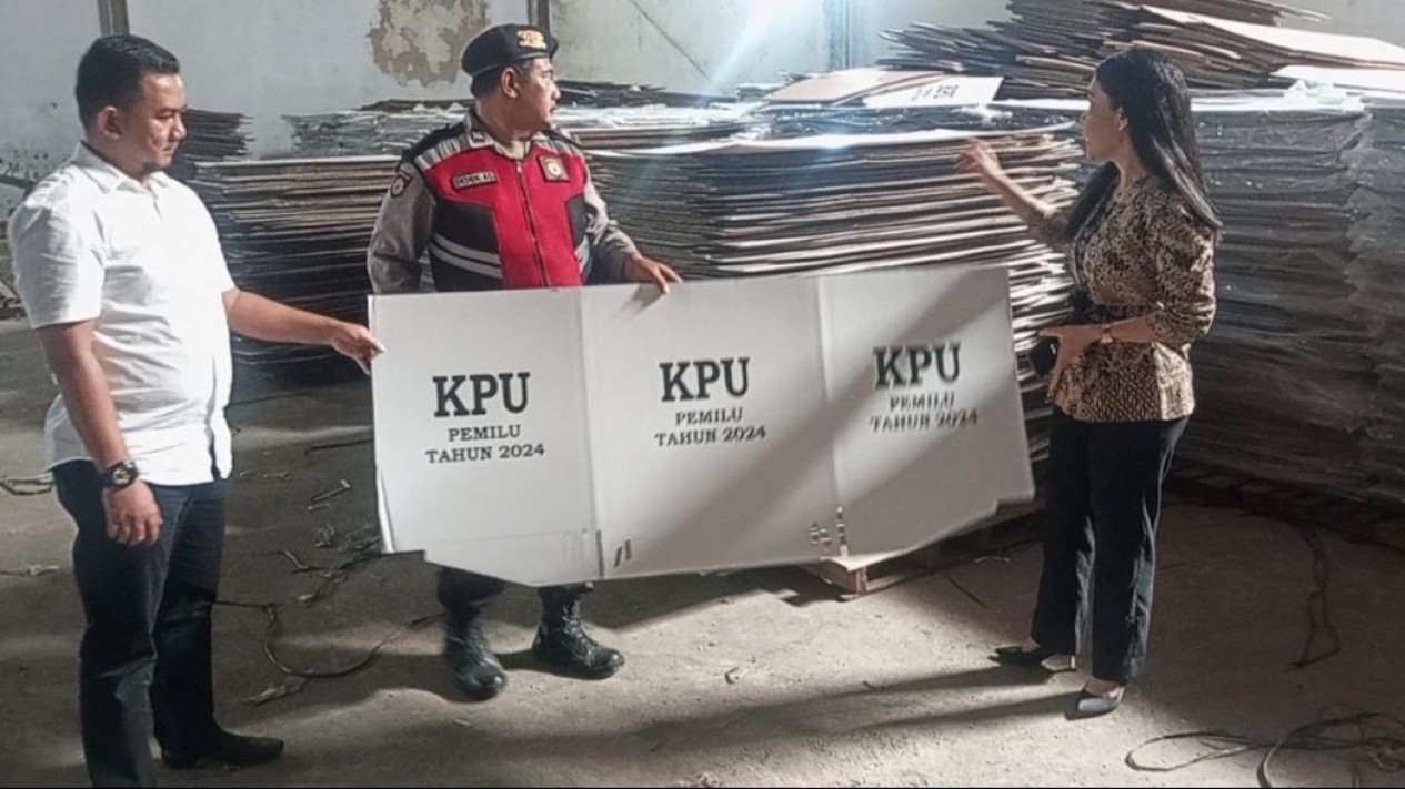 KPU Kota Medan Baru Terima 3 Logistik Pemilu, Petugas Terus Pantau yang Rentan Rusak
            - galeri foto