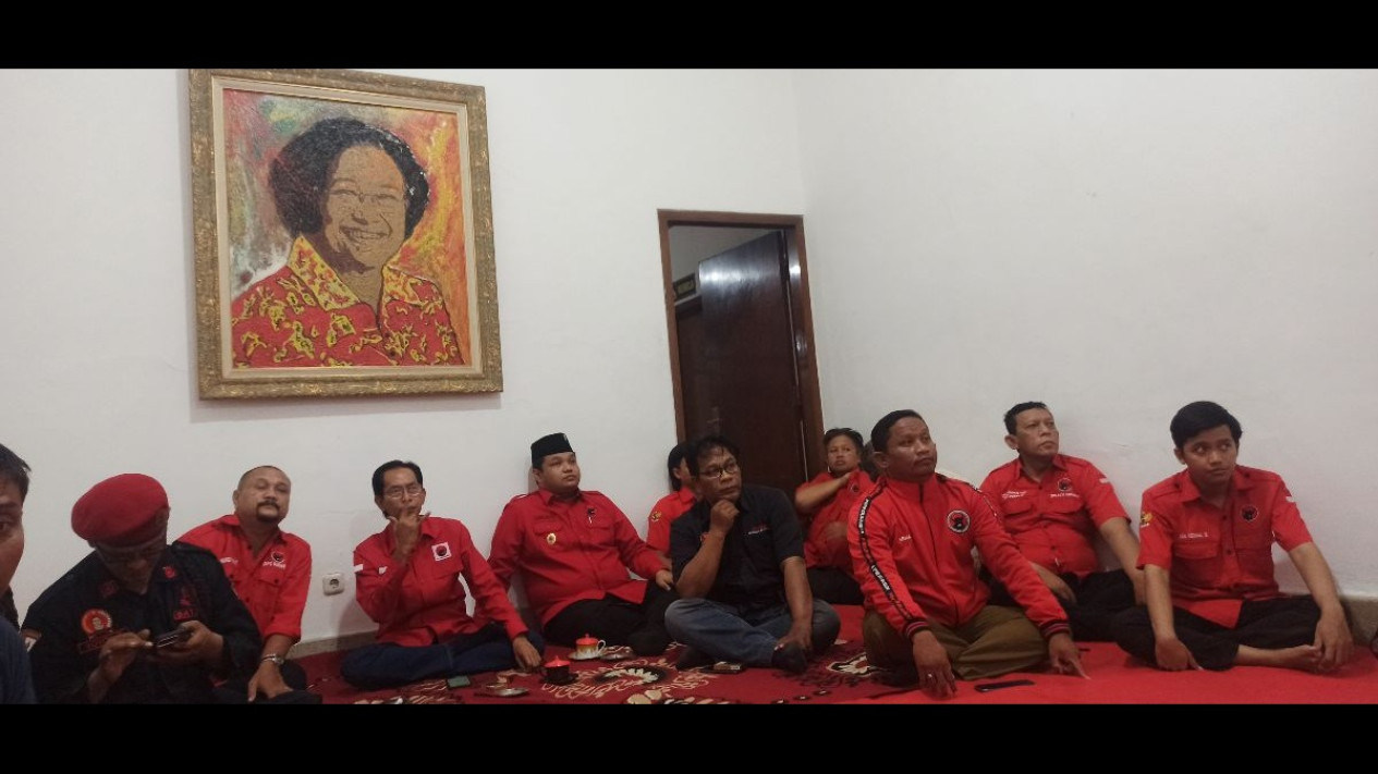 DPC PDIP Surabaya Gelar Nobar Pengundian Nomor Urut Capres Cawapres
            - galeri foto