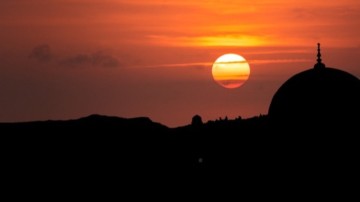 Tafsir Surah Al Isra Ayat 78: Sesungguhnya Shalat Subuh Itu Disaksikan oleh Malaikat
            - galeri foto