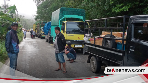 Tertimbun Longsor, Jalur Transportasi Lintas Sumatera Di Mandailing ...