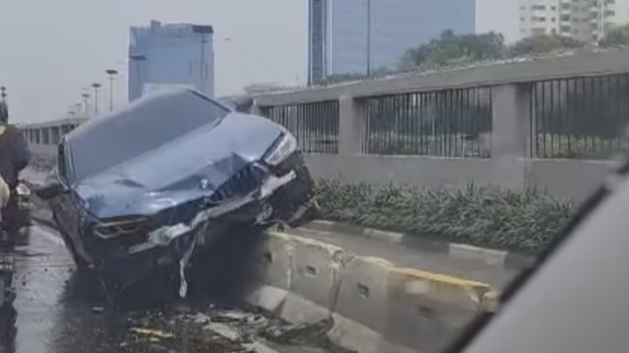 Sedan BMW Tabrak Separator Busway di Depan Gedung DPR, Begini Kronologinya
            - galeri foto