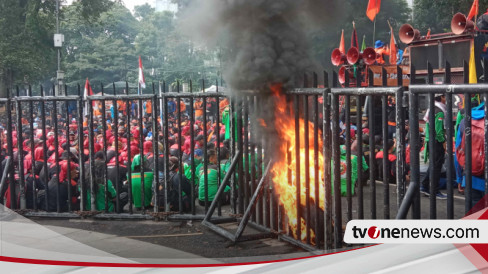 Ribuan Buruh Se Jawa Barat Gelar Demontrasi Di Gedung Sate Bandung Tuntut Kenaikan Umk Dan Asa