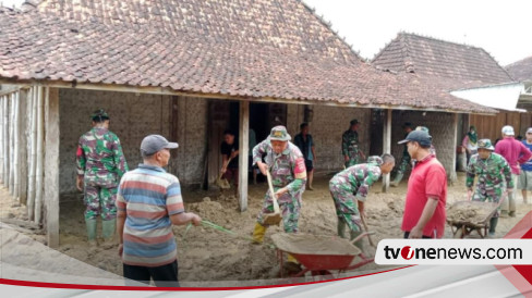 Pasca Banjir Bandang Di Pati, Warga Bersama Petugas Bersihkan Lumpur ...