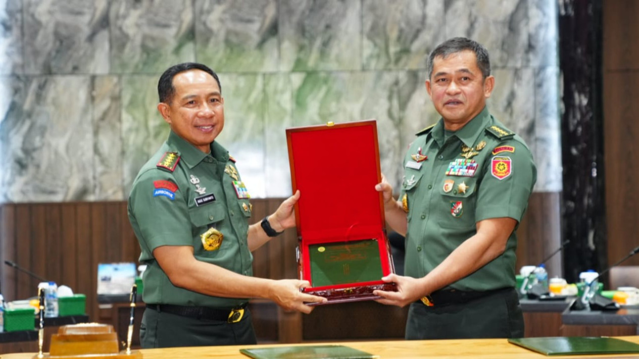 Panglima TNI Jenderal TNI Agus Subiyanto Serah Terimakan Risalah Kasad ...