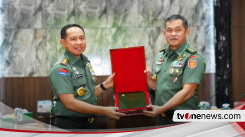 Panglima TNI Jenderal TNI Agus Subiyanto Serah Terimakan Risalah Kasad Jenderal Maruli Simanjuntak