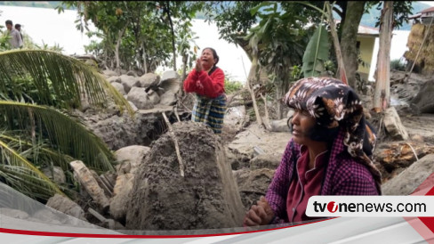 Ratapan Keluarga Mencari Korban Banjir Bandang Di Desa Simangulampe ...