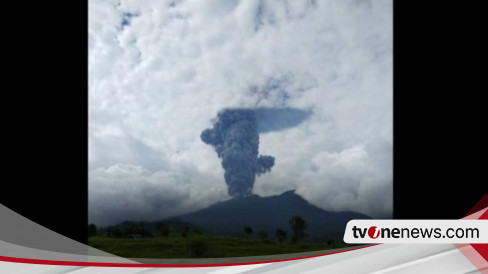 Gunung Marapi Di Sumatera Barat Erupsi