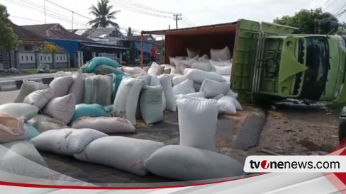 Pecah Ban, Truk Gabah Asal Sidrap Terbalik Hingga Menutup Badan Jalan