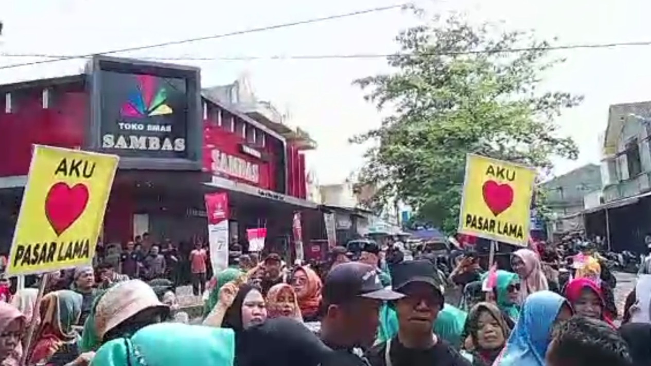 Tolak Perluasan Pasar Induk Ajibarang Banyumas, Ratusan Pedagang Demo
            - galeri foto