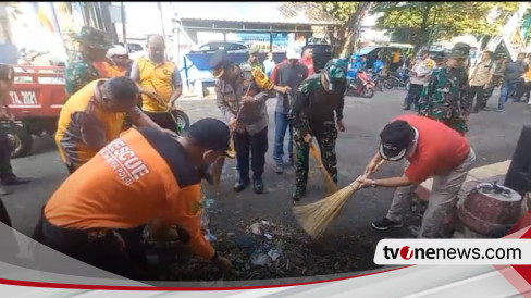 Cegah Banjir Dan Penyakit Petugas Gabungan Gelar Bersih Pasar Dan Gorong Gorong Di Kab Semarang