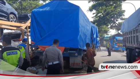 Diduga Sopir Mengantuk, Truk Gandeng Tabrak Truk Tangki Di Jalan ...