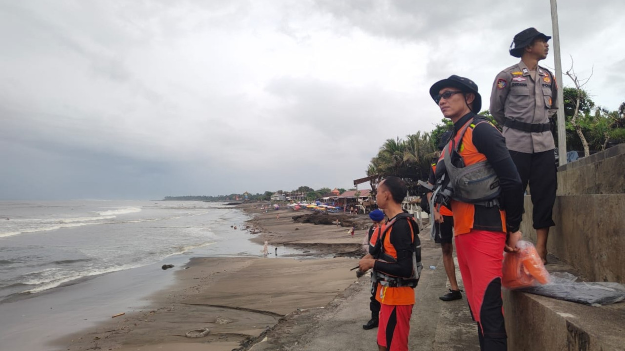 Tergulung Ombak Saat Mandi di Pantai Pererenan Badung, Buruh Bangunan Tewas 
            - galeri foto