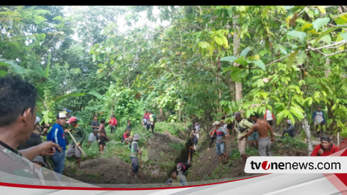 Tak Kunjung Diperbaiki Pemerintah Ratusan Warga Terpaksa Gotong Royong