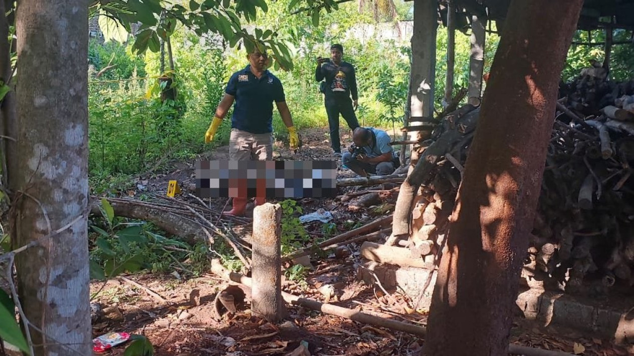 Warga Kediri Geger, Ditemukan Mayat Terkubur Tidak Sempurna di Halaman Rumah
            - galeri foto