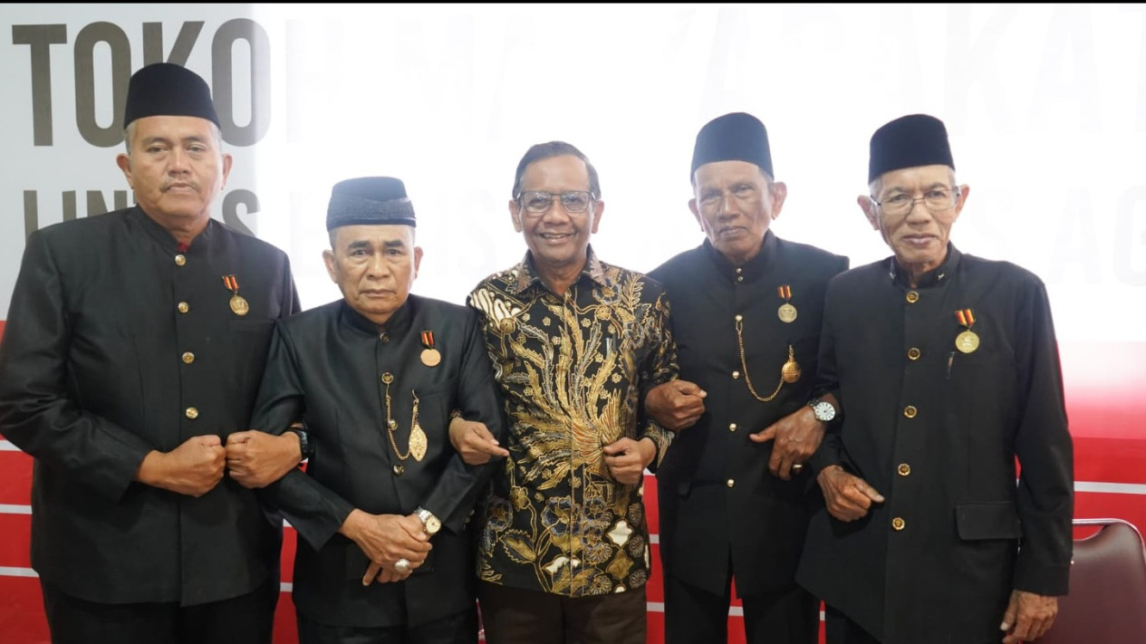 Janji Mahfud MD di Sumbar: Perjuangkan Hak Ulayat Dan Masyarakat Adat
            - galeri foto