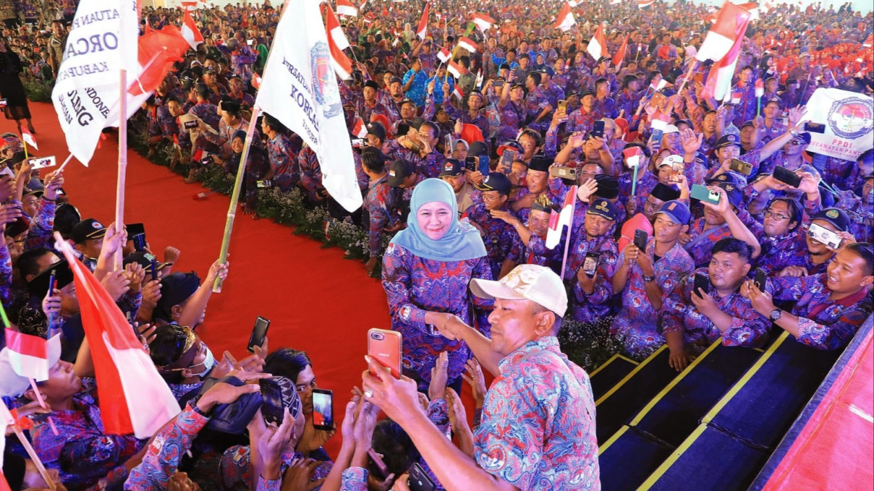 Gubernur Khofifah Terima Penghargaan Ibu Perangkat Desa Jatim dari PPDI, Ini Pesannya
            - galeri foto