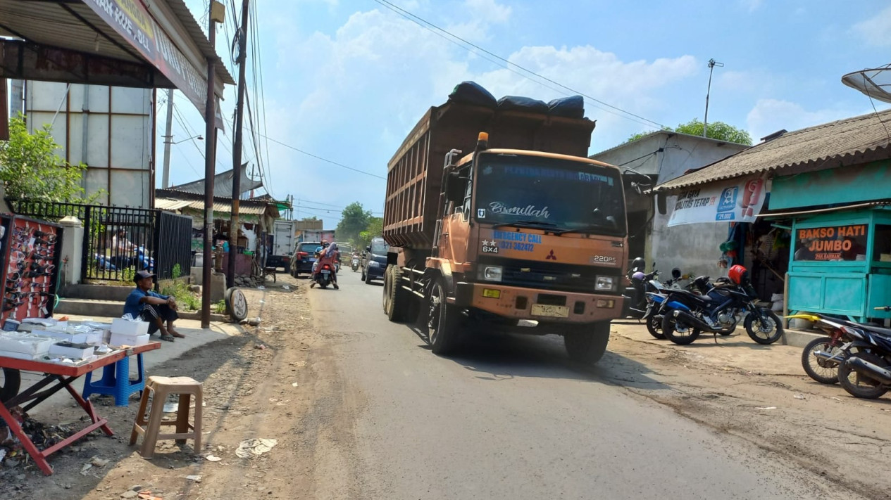 Truk Tronton Pengangkut Tanah Uruk Tol Probowangi, Terobos Jalan Desa ...