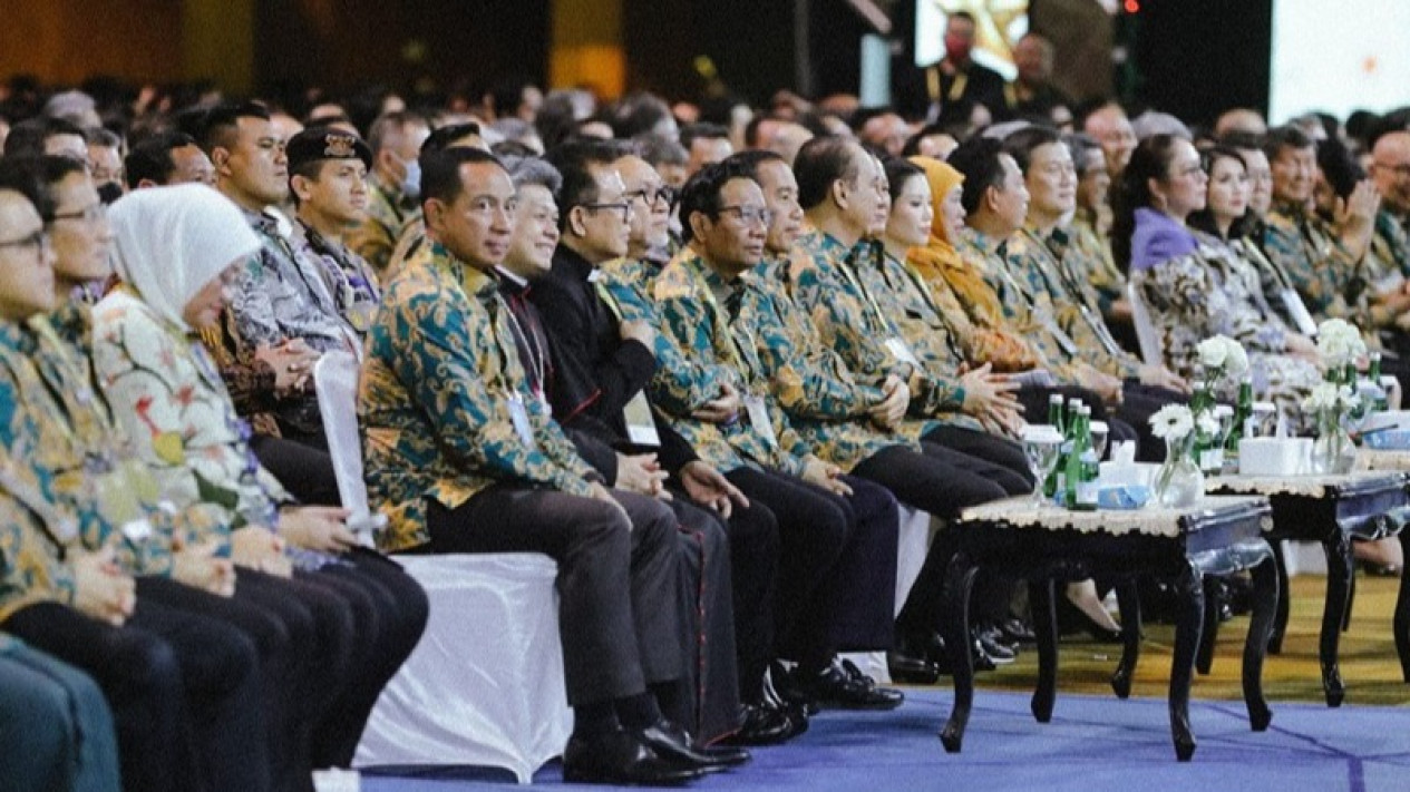 Dampingi Presiden Jokowi, Mahfud Sebut Ini Bawa Banyak Pesan Damai
            - galeri foto