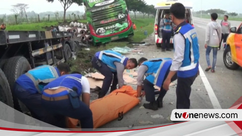 Bus Pariwisata Restu Panda Tabrak Truk Muatan Paku Bumi Di Tol Ngawi ...