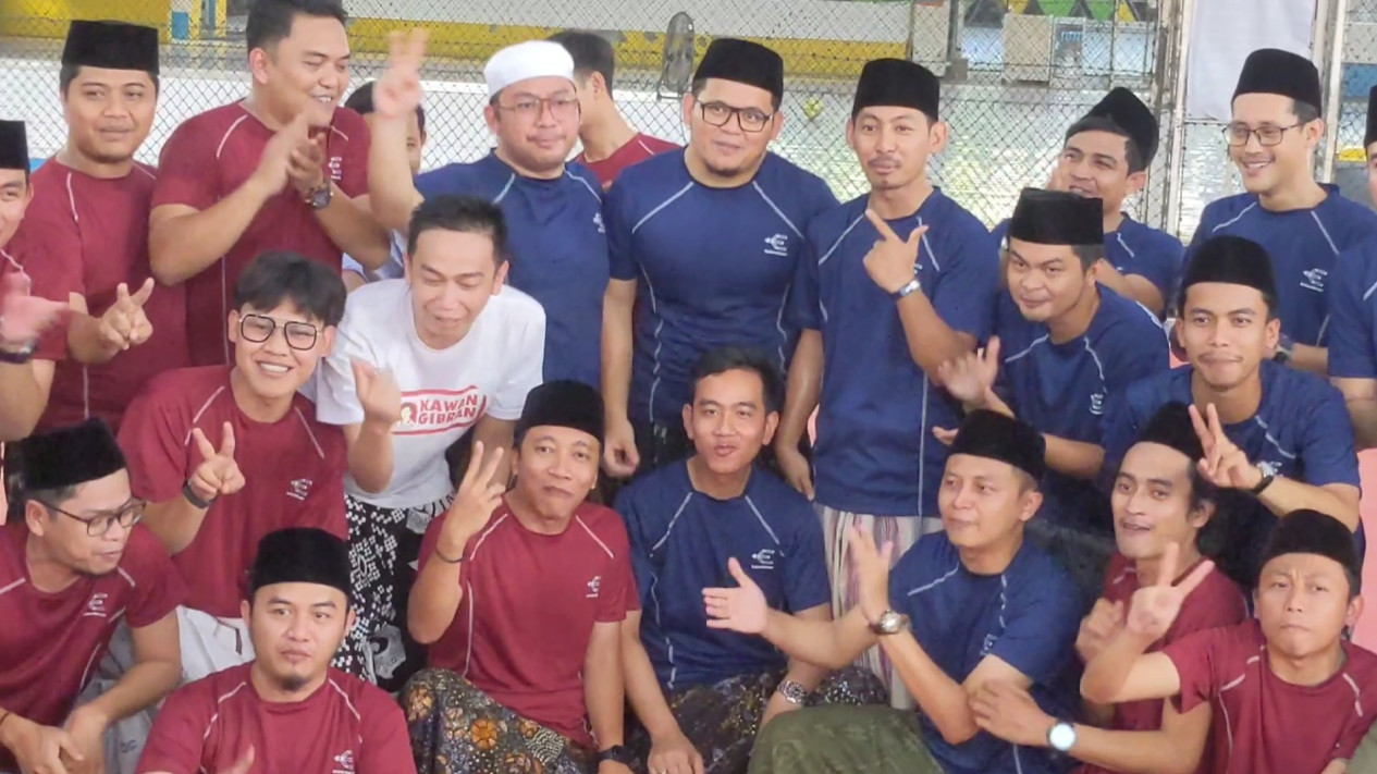 Gibran Bermain Futsal Sarung Bersama Para Gus di Cirebon, Ini Foto-fotonya
            - galeri foto