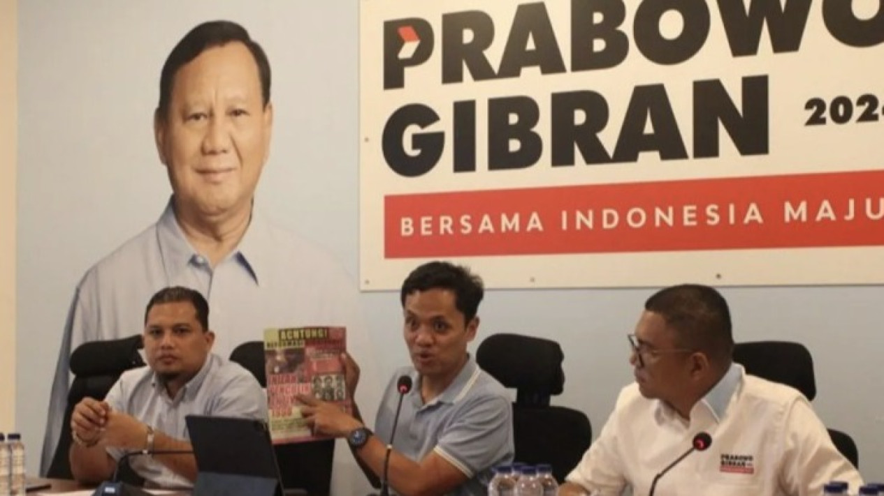 'Inilah Penculik Aktivis 1998' Lengkap dengan Foto Prabowo Terpampang di Laman Utama Koran Achtung, TKN Tak Tinggal Diam
            - galeri foto