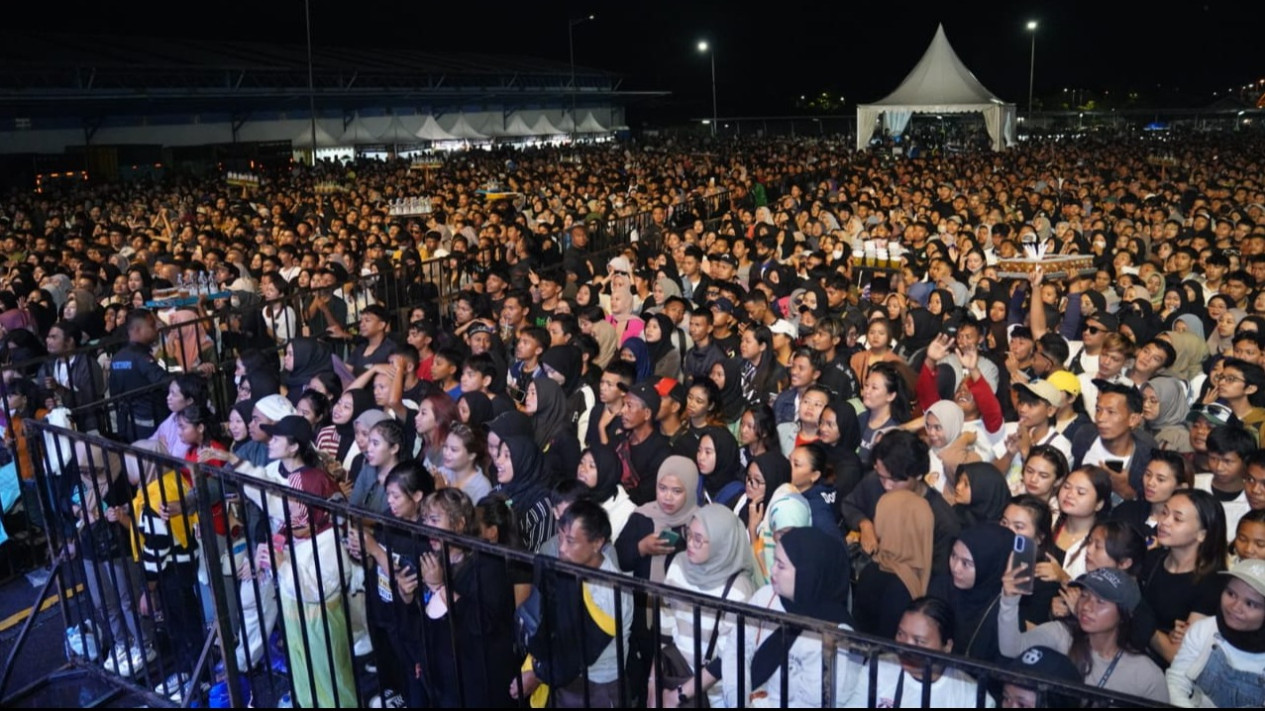 Puluhan Ribu Pendukung Ganjar-Mahfud Padati Acara Pesta Rakyat Ganjar-Mahfud #23
            - galeri foto