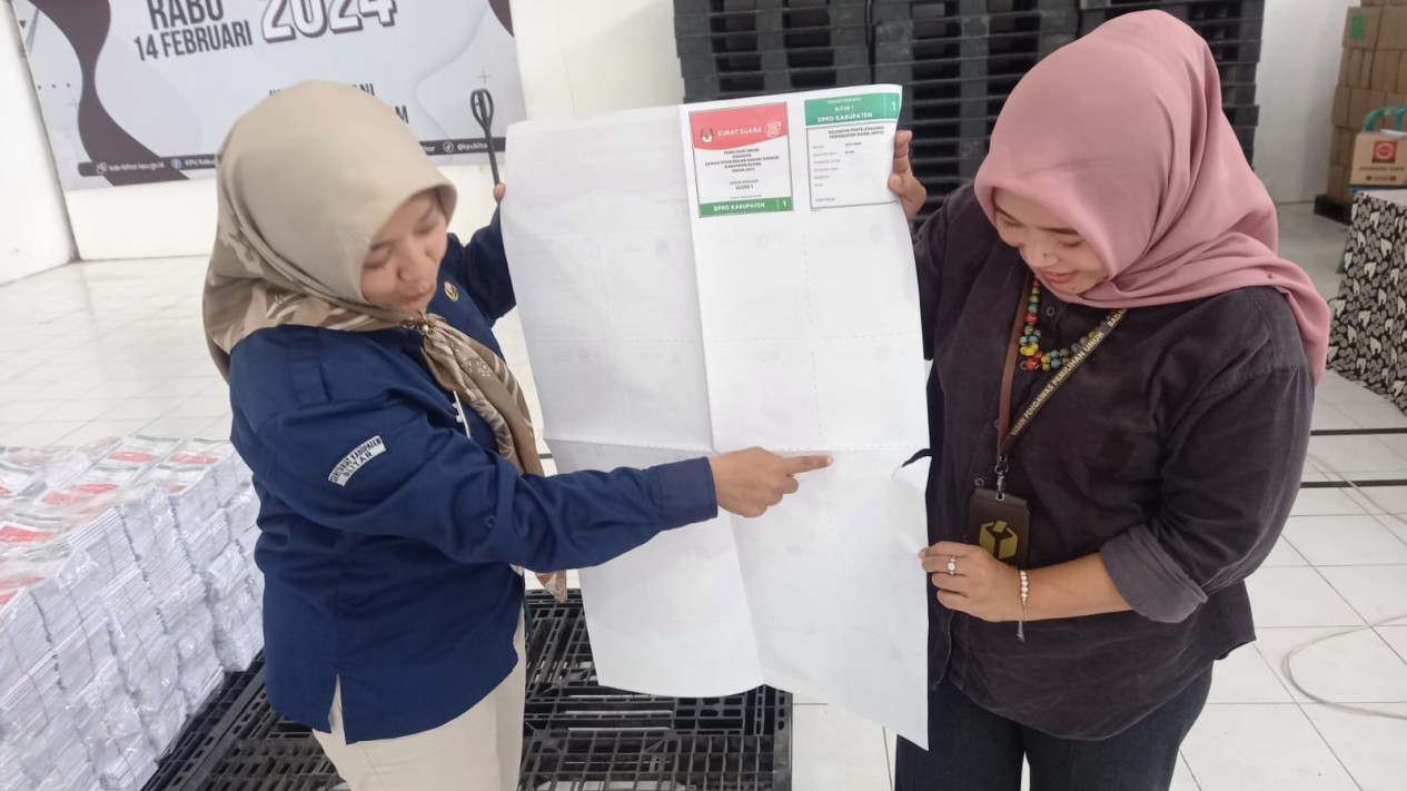 Bawaslu Kabupaten Blitar Temukan 6.777 Surat Suara Rusak, Terbanyak dari DPR RI
            - galeri foto