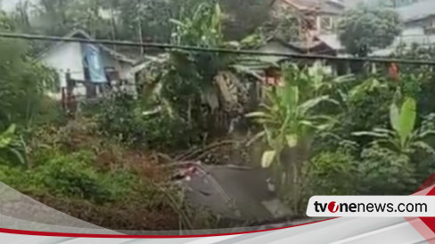 Tanah Longsor Sebabkan 12 Rumah Rusak Di Cibadak Sukabumi