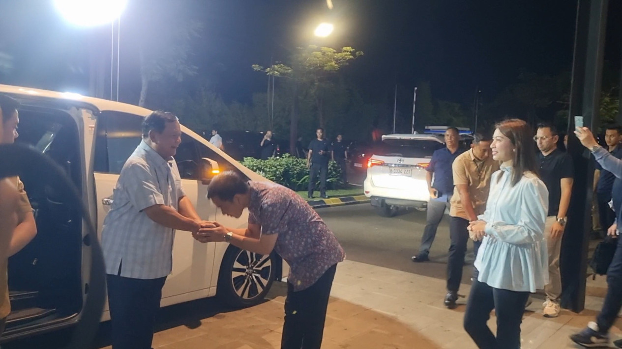 Jelang Debat Terakhir Besok, Prabowo dan Gibran Bertemu di Festival Negeri Elok
            - galeri foto