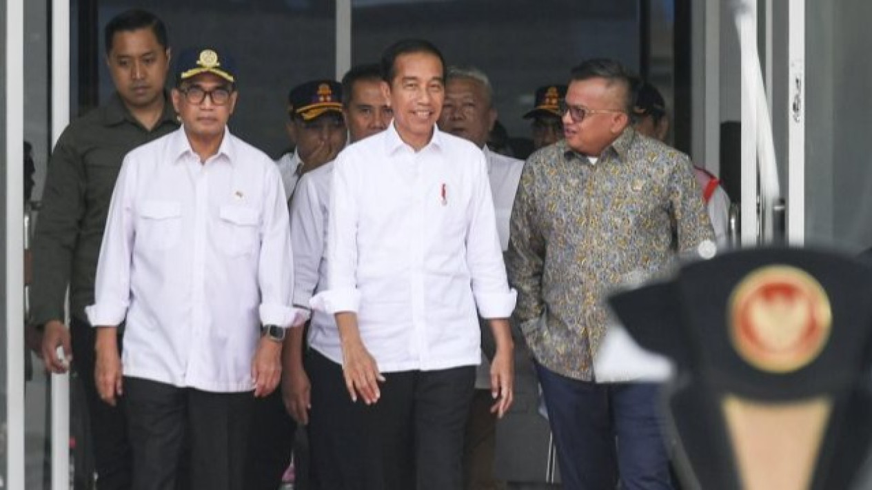 Soal Akademisi Petisi Pemerintahan, Jokowi Tanggapi Santai: Hak ...