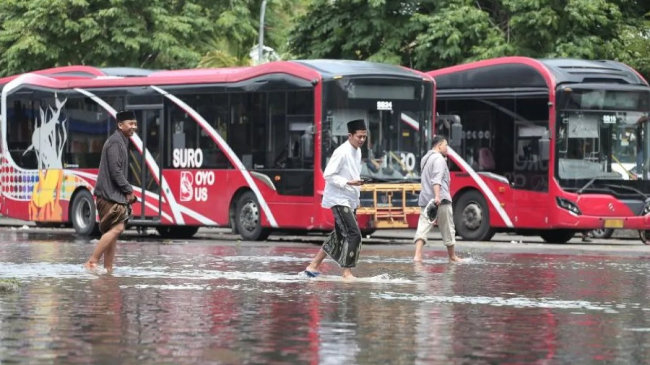 Terdampak Banjir Di Sidoarjo, BPBD Jatim Bantu Pengungsian Warga ...