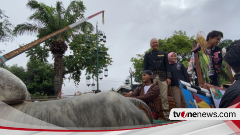 Ganjar-Mahfud Diarak Naik Gerobak Sapi Menuju Hajatan Rakyat di Fort Vastenburg Solo