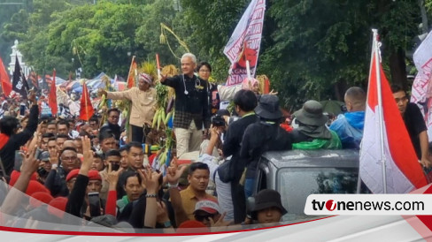 Ganjar Acungkan Salam Tiga Jari Saat Kirab di Depan Balai Kota Solo