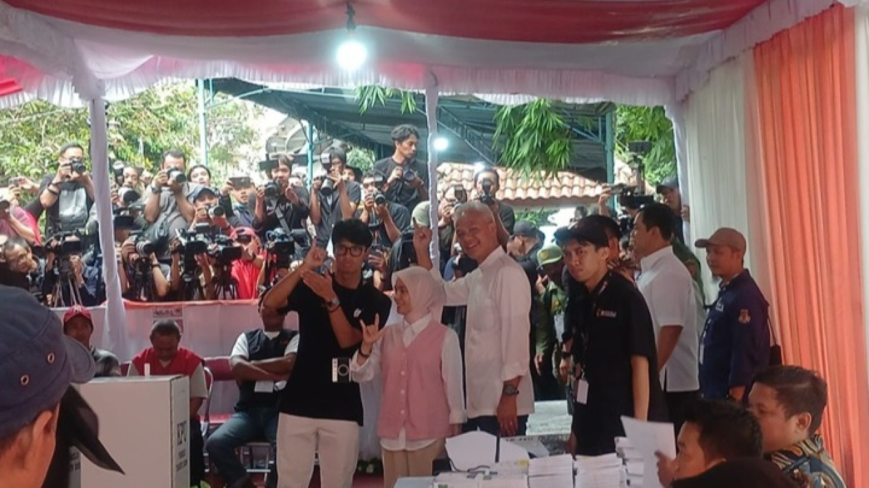 Ganjar Pranowo dan Keluarga Resmi Nyoblos di TPS Semarang, Langsung Berangkat ke Jakarta Bertemu Megawati
            - galeri foto