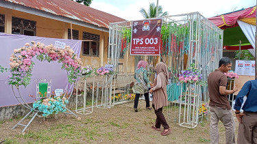 The beauty of the polling station 03 Sungai Lebung Ogan Ilir Village is Decorated Like a Wedding Party to Attract Voters' Interest in Voting