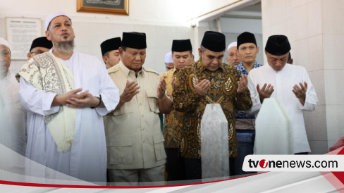 Prabowo Ziarah ke Makam Habib Kwitang, Muzani Ungkap Kedekatan Capres 02 Dengan Keluarga Habib Ali 