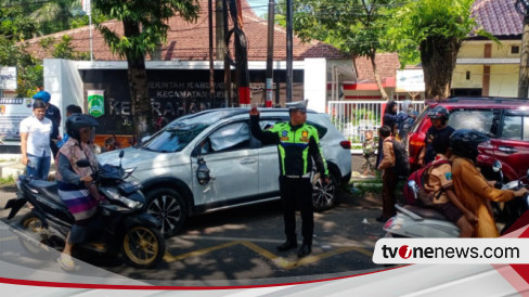 Diduga Ngantuk, Sopir BRV Tabrak Mobil Pajero Parkir Hingga Terguling ...