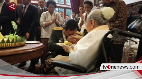 Prabowo Syukuran Usai Dianugerahi Jenderal Bintang 4 oleh Jokowi, Potong Tumpeng hingga Sungkem ke Bibinya