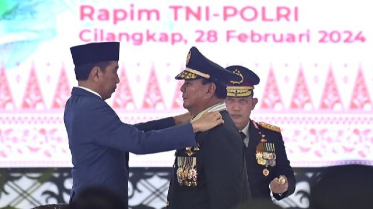 Komentar Menohok Rocky Gerung Singgung Pangkat Jenderal untuk Prabowo: Jokowi Lagi Menanam Saham
            - galeri foto